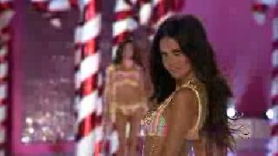 adriana lima podyumda