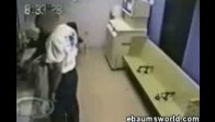 video tek başına üç polise tekme tokat daldı
