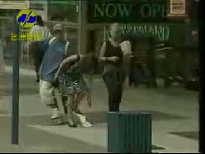 kızın kilotu yolda düşerse